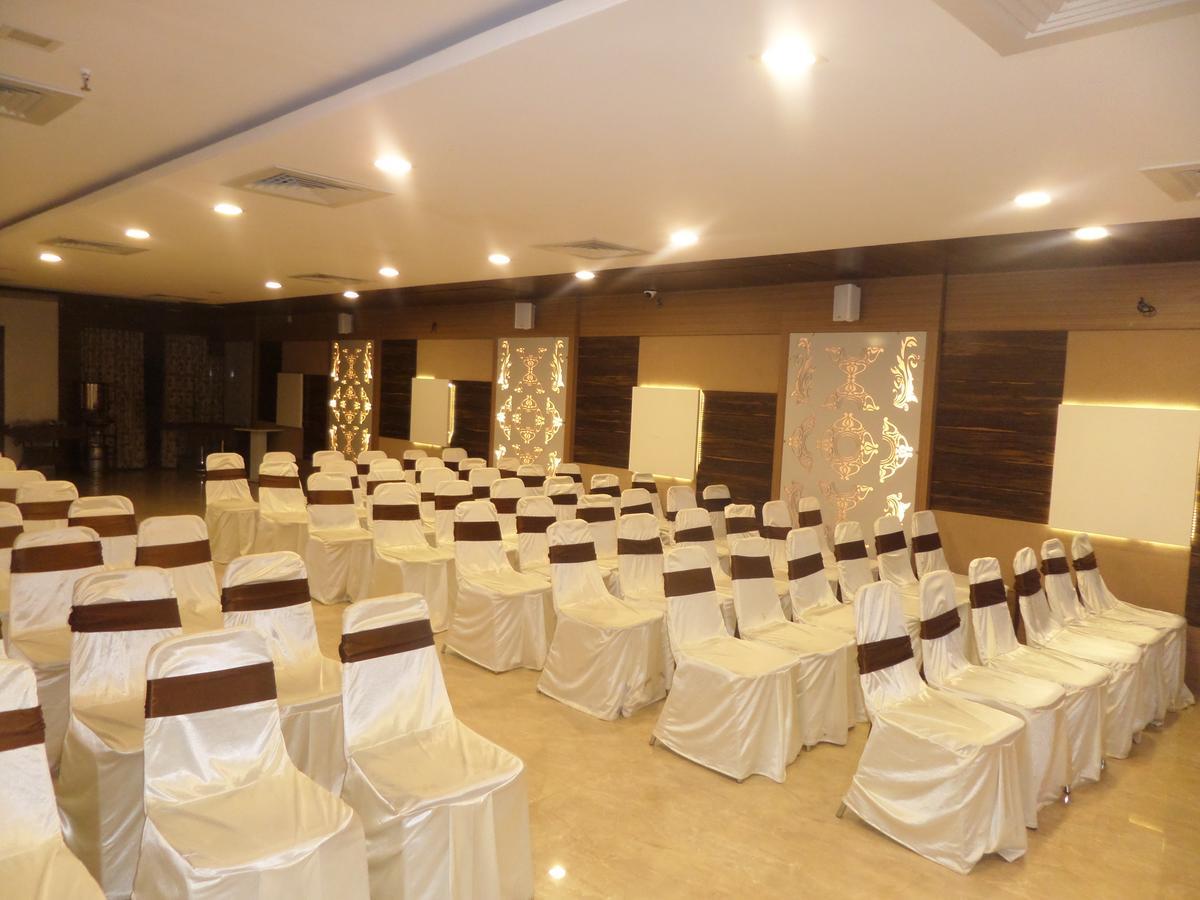 Hotel Raj Palace Ahmednagar Zewnętrze zdjęcie