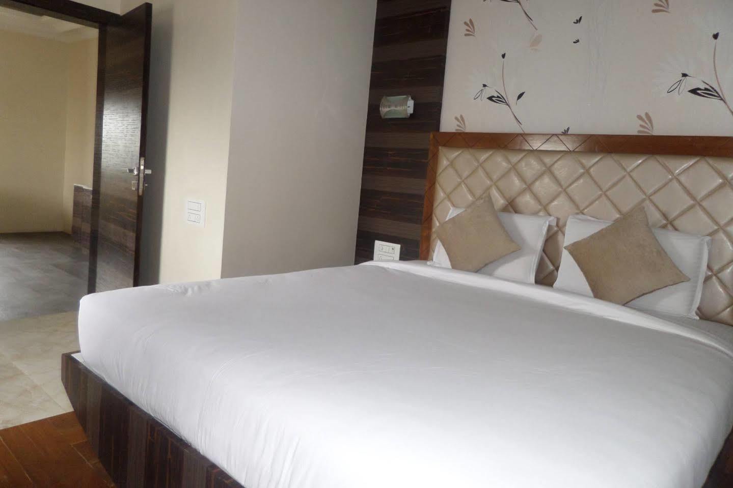 Hotel Raj Palace Ahmednagar Zewnętrze zdjęcie