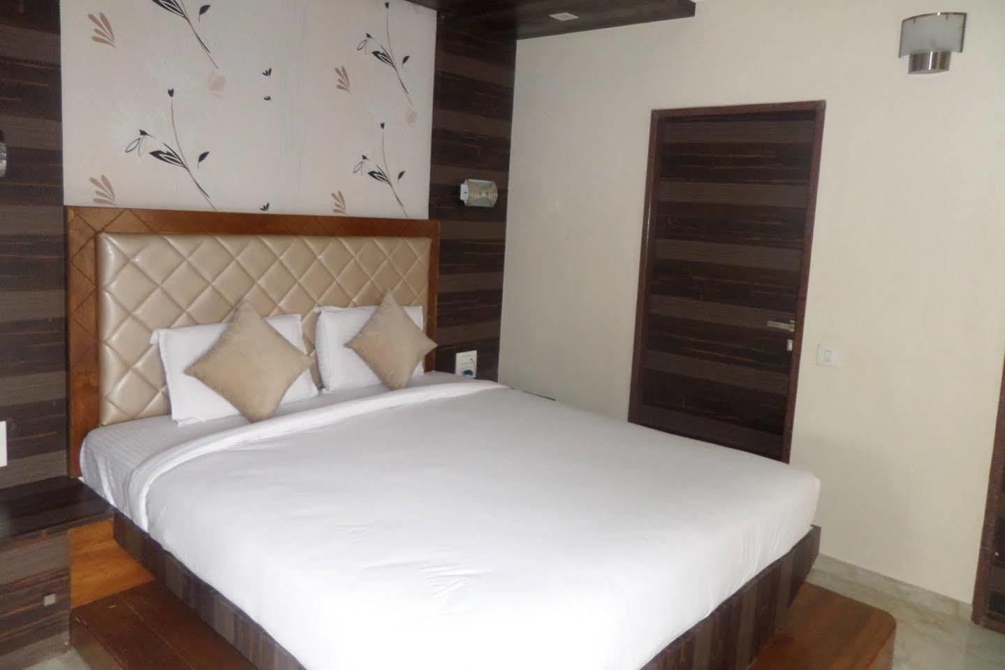 Hotel Raj Palace Ahmednagar Zewnętrze zdjęcie